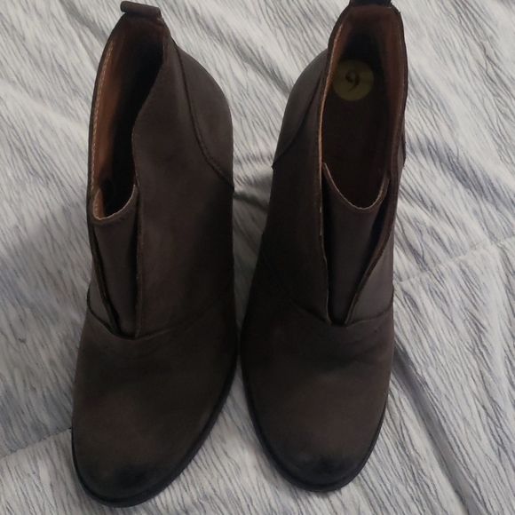 Shoes - Picture 4 of 4